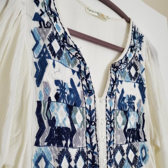 Gorgeous white tunic top with detailed blue embroidered front and button closure - Picture 5 of 7